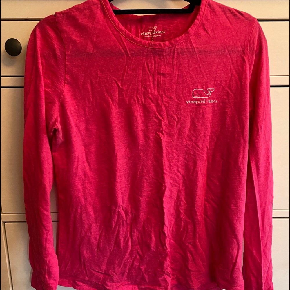 Women’s distressed vineyard vines shirt